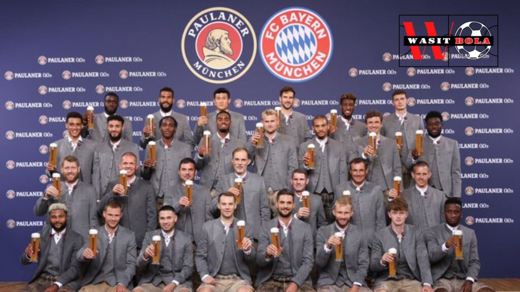 Cerita Pemain Muslim yang Tidak Ikut dalam Tradisi Khas Bayern Munich ketika foto dengan sponsornya